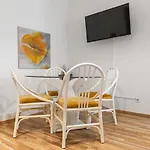 Budget 2Br Apartment Well Connected To The Whole City