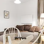 Budget 2Br Apartment Well Connected To The Whole City