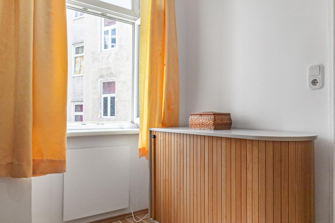 Budget 2br Well Connected To The Whole Apartment *